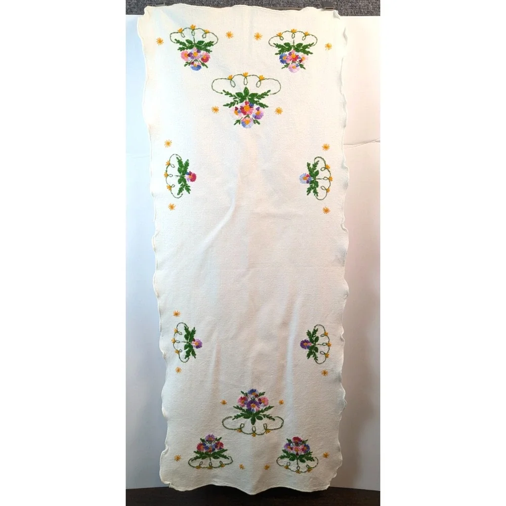 Vintage Embroidered Floral Table Runner 36x14 & Crochet Doilies Lot 3pc Ivory